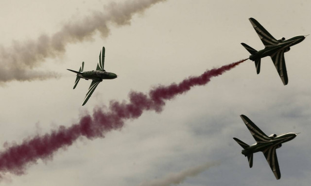 Athens Flying Week: «Άρχοντες των αιθέρων» του σήμερα και του χθες έκοψαν την ανάσα του κοινού