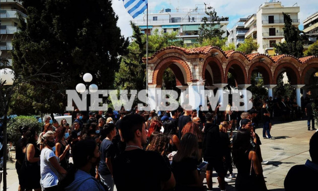 Κηδεία Mad Clip: Εκατοντάδες θαυμαστές στο τελευταίο αντίο (pics&vids)