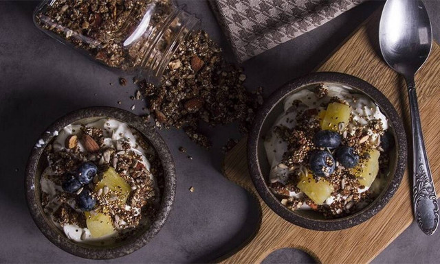 Γκρανόλα με ξηρούς καρπούς χωρίς προσθήκη ζάχαρης: Εύκολη συνταγή από τον Άκη Πετρετζίκη