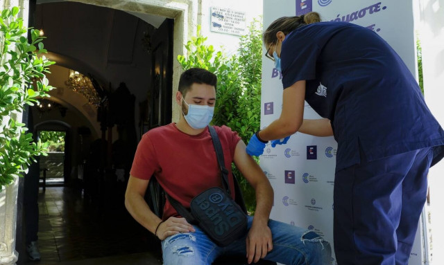 Welt: Καμιά χώρα πιο σκληρή απέναντι στους αντιεμβολιαστές από την Ελλάδα