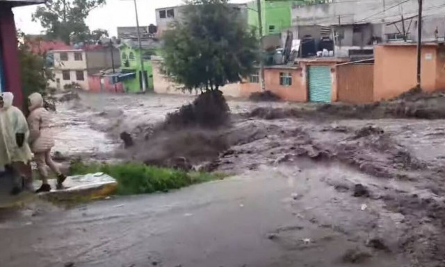 Mεξικό: Δύο νεκροί από τις ισχυρές πλημμύρες – Η στιγμή που τα ορμητικά νερά παρασύρουν αυτοκίνητα