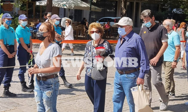 Μίκης Θεοδωράκης: Με τριαντάφυλλα στα χέρια αποχαιρετούν για δεύτερη μέρα τον Έλληνα συνθέτη