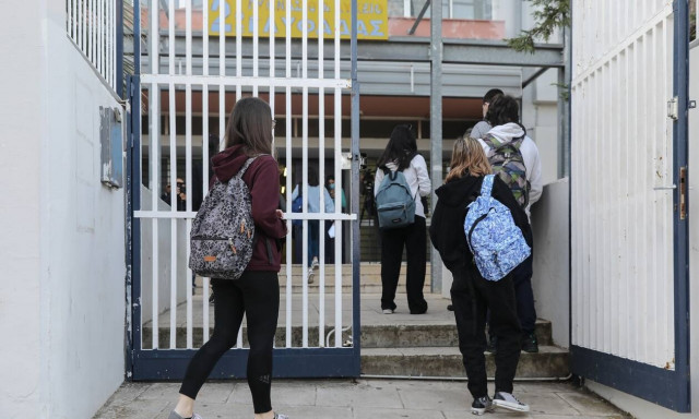 Ανησυχία για τη «ραγδαία αύξηση» κρουσμάτων κορονοϊού σε εφήβους – Γιατί πρέπει να εμβολιαστούν