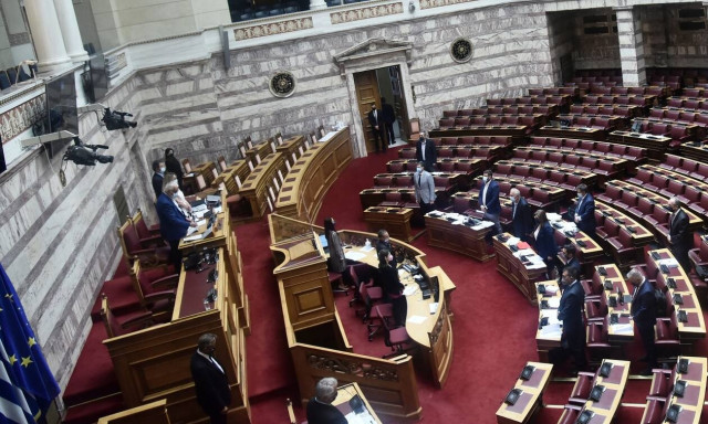 Ραγκούσης σε Πλεύρη: Οι 5 ανεμβολίαστοι βουλευτές είναι από τη ΝΔ; Η απάντηση του υπουργού υγείας