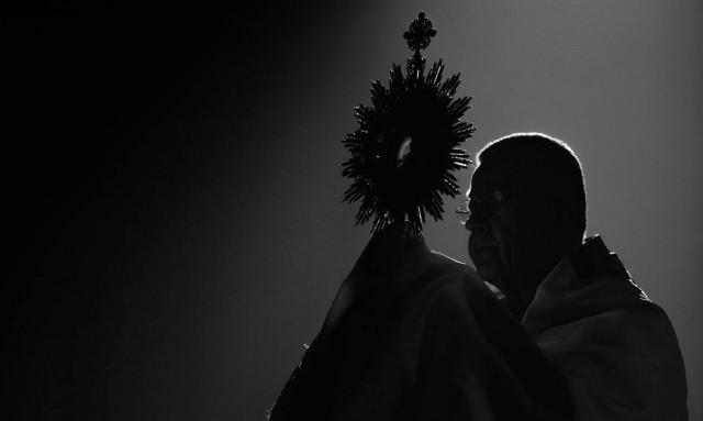 Ισπανία: Επίσκοπος τα παράτησε όλα για να παντρευτεί συγγραφέα σατανικών βιβλίων