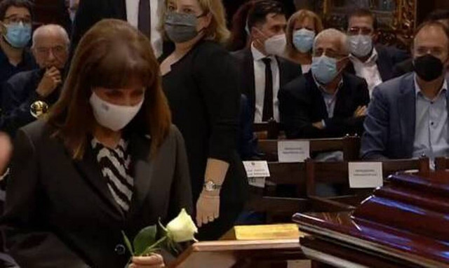 Μίκης Θεοδωράκης: Η υπόκλιση της Προέδρου της Δημοκρατίας (vid)