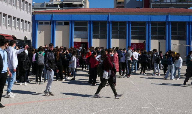 Μαθητές σε προαύλιο