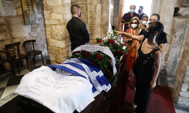 Ολοκληρώθηκε το λαϊκό προσκύνημα στον Μίκη Θεοδωράκη - Δείτε ζωντανά την τελετή αποχαιρετισμού