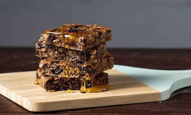 Ενεργειακές μπάρες αμυγδάλου με δαμάσκηνα - Εύκολη συνταγή του Άκη Πετρετζίκη