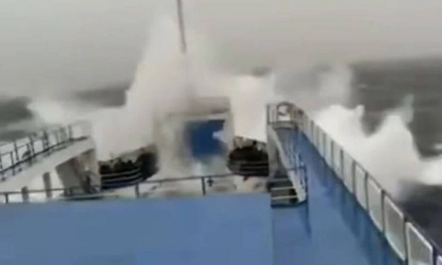 Βίντεο που «κόβει» την ανάσα: Πλοίο δίνει μάχη με τα μανιασμένα κύματα