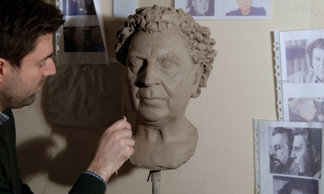 Μίκης Θεοδωράκης: Ο άνθρωπος που φιλοτέχνησε το κέρινο ομοίωμά του μιλά στο Newsbomb.gr