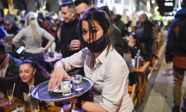 Βρετανία – Κορονοϊός: «Φρένο» στην ανάπτυξη λόγω μετάλλαξης Δέλτα