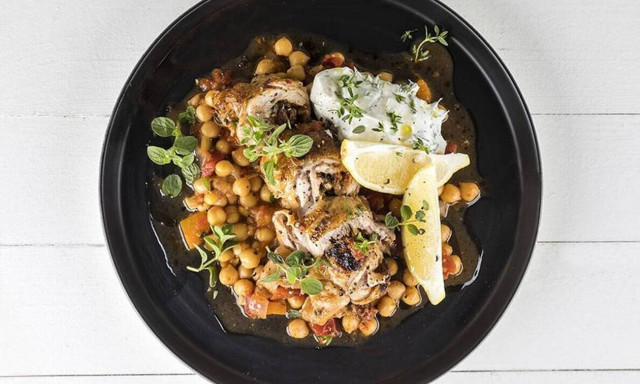 Γεμιστά μπούτια κοτόπουλου στο φούρνο με ρεβίθια - Συνταγή του Άκη Πετρετζίκη