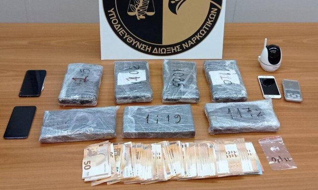 Υπόθεση κοκαΐνης: Θρίλερ με το 28χρονο μοντέλο – «Εγώ μετέφερα τα ναρκωτικά», λέει ο σύντροφός της