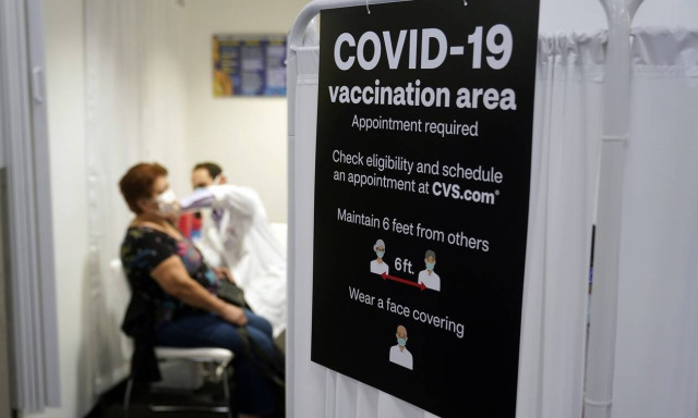 Πολίτες εμβολιάζονται στις ΗΠΑ