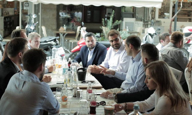 ΔΕΘ 2021: Καφέ με την νεολαία της ΝΔ ήπιε ο Γρηγόρης Δημητριάδης