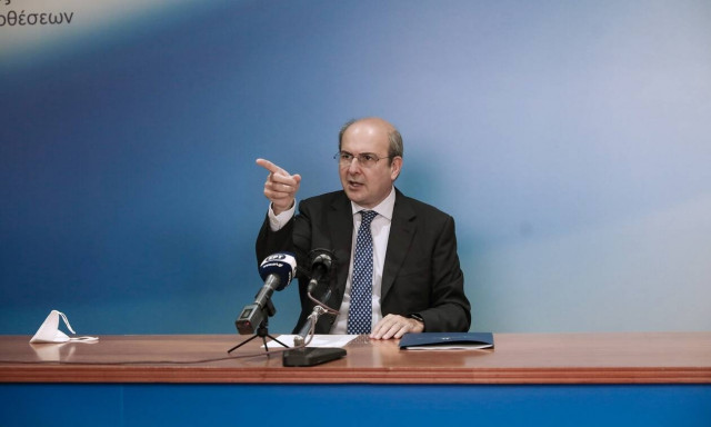 Χατζηδάκης: «Τέλη Οκτωβρίου τα αναδρομικά» – «Μπόνους» για τους νέους εργαζόμενους