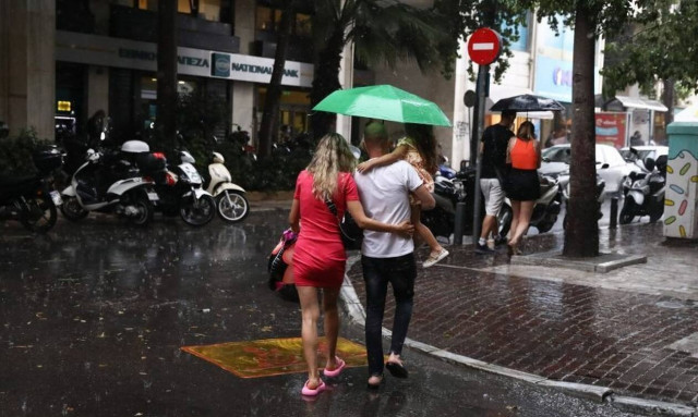 Καιρός: Πρεμιέρα «φθινοπώρου» τη Δευτέρα με παροδικές βροχές και καταιγίδες