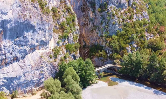 Οι «συμπληγάδες» των Γρεβενών και το γεφύρι των 280 ετών