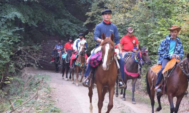 Δράμα: Σύγχρονοι καβαλάρηδες στην Καλή Βρύση - Εκπληρώνουν το τάμα των προγόνων τους