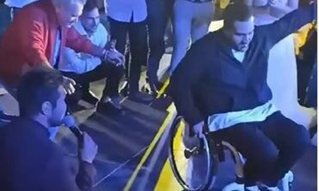 Δύναμη ψυχής: Άτομο σε αμαξίδιο χορεύει ζεϊμπέκικο σε γάμο την ώρα που τραγουδά ο Τσαλίκης