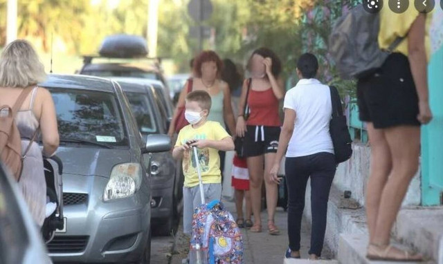 Συνεργεία εμβολιασμού στα σχολεία;