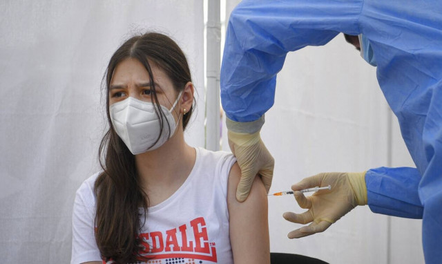 Βρετανία: Οι αρχίατροι συνιστούν τον εμβολιασμό των παιδιών ηλικίας 12-15 ετών