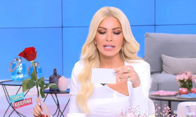Super Κατερίνα: Ένα τριαντάφυλλο στην Καινούργιου από τον «Bachelor» -  Τι έγραφε το σημείωμα;