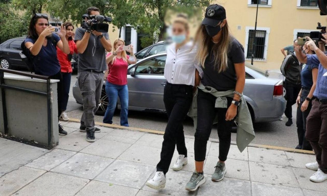 Υπόθεση κοκαΐνης: Καρέ - καρέ η μεταγωγή της παίκτριας ριάλιτι στον ανακριτή