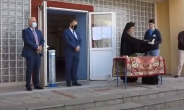 Αμύνταιο: Επεισοδιακός αγιασμός σε σχολείο - «Να κρατάω τον σταυρό και να φοράω μάσκα;» (vid)
