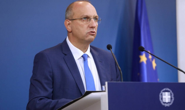 Live η ενημέρωση των πολιτικών συντακτών από τον κυβερνητικό εκπρόσωπο