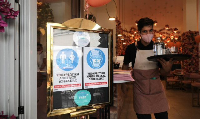 Κλειστοί χώροι: Με rapid test στους χώρους εστίασης οι ανεμβολίαστοι 12-17 ετών – Τι άλλο αλλάζει