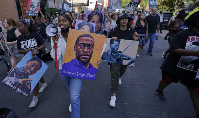 Υπόθεση Τζορτζ Φλόιντ: Αθώοι δηλώνουν οι 4 αστυνομικοί για «καταπάτηση συνταγματικών δικαιωμάτων»