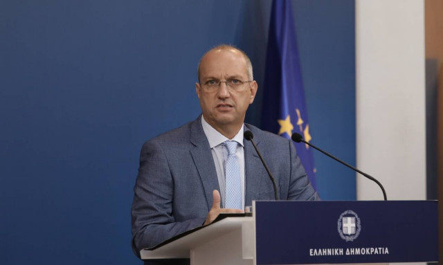 Οικονόμου: Δεν είναι δυνατόν να χωρίζουμε τις οικογένειες γι'αυτό μπαίνει το τεστ για τους ανήλικους