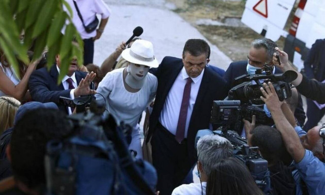 Επίθεση με βιτριόλι: «Ξέσπασε» σε κλάματα έξω από το δικαστήριο δημοσιογράφος