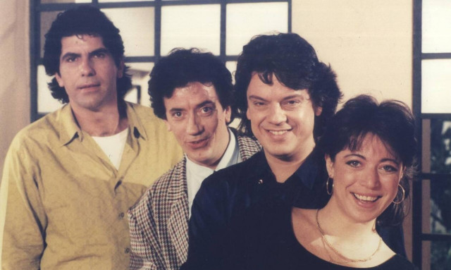 Οι Απαράδεκτοι: 30 χρόνια από την πρεμιέρα μιας σειράς – ορόσημο για την ελληνική τηλεόραση