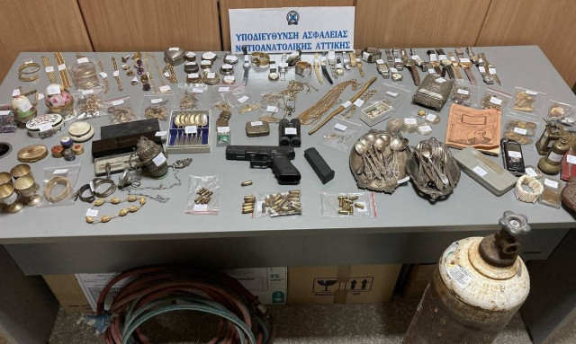 Η οργάνωση «χτυπούσε» σπίτια σε Βουλιαγμένη, Άλιμο, Γλυφάδα, Ηλιούπολη, Αργυρούπολη, Βύρωνα, Παλαιό Φάληρο και Αγίους Αναργύρους