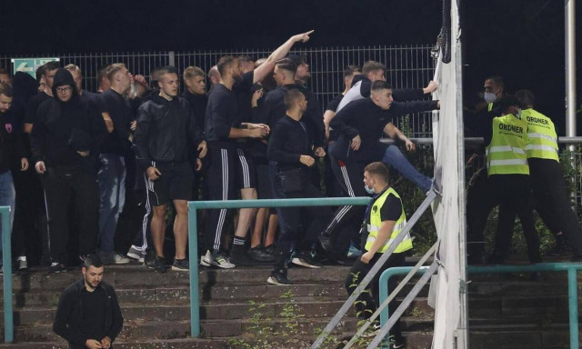 Σοβαρά επεισόδια στη Γερμανία: Σε κρίσιμη κατάσταση δύο οπαδοί - Συνολικά 30 τραυματίες (video)