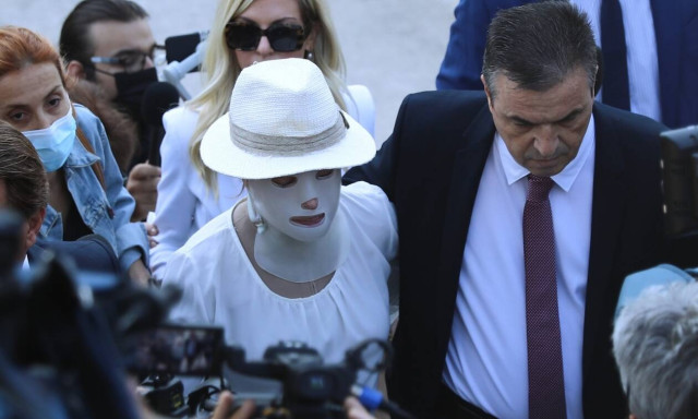 Επίθεση με βιτριόλι: «Κρίμα» λένε για την Ιωάννα άνθρωποι που την περίμεναν στο δικαστήριο