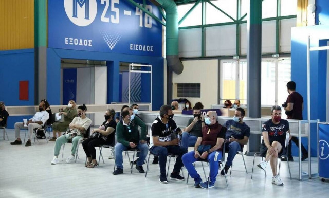 Πόσοι έλαβαν την 3η δόση το πρώτο 48ωρο: Τι θα γίνει με τον γενικό πληθυσμό και τα Mega εμβολιαστικά