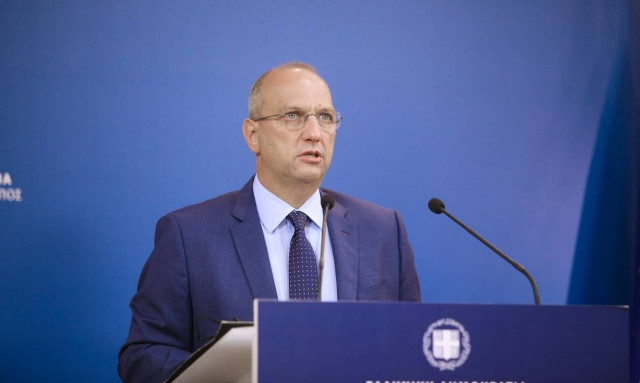 Live η ενημέρωση των πολιτικών συντακτών από τον κυβερνητικό εκπρόσωπο