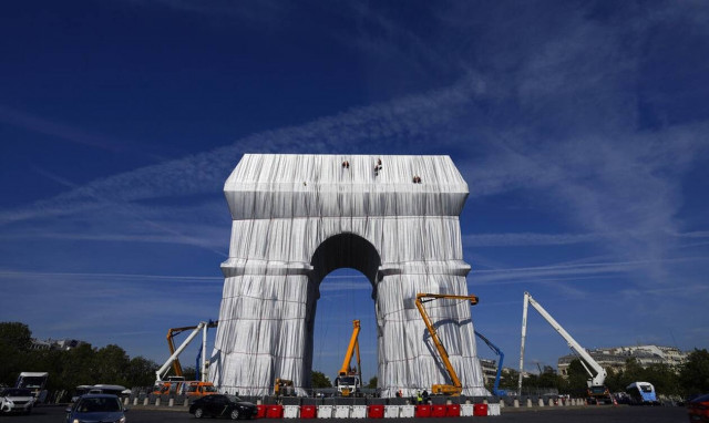Γαλλία: Ο πρόεδρος Μακρόν εγκαινίασε την «πακεταρισμένη» Αψίδα του Θριάμβου