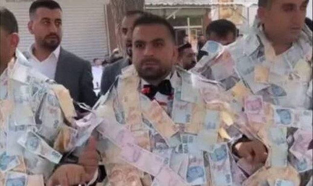 Toυρκία: Γαμπρός «πνίγηκε» στα χαρτονομίσματα και έγινε viral  - Ζήτησε χείρα βοηθείας απο φίλους