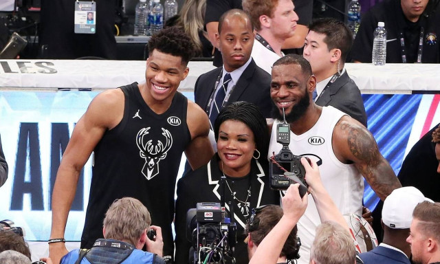 Γιάννης Αντετοκούνμπο: Έλληνες πολίτες ορκίζονται η μητέρα και ο μικρός του αδερφός στο Μαξίμου