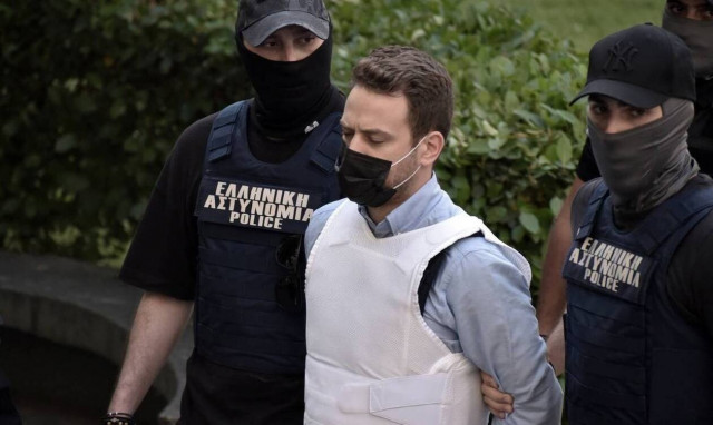 Γλυκά Νερά: Ραγδαίες εξελίξεις - «Μίλησαν» κινητά και η κάμερα στο σαλόνι