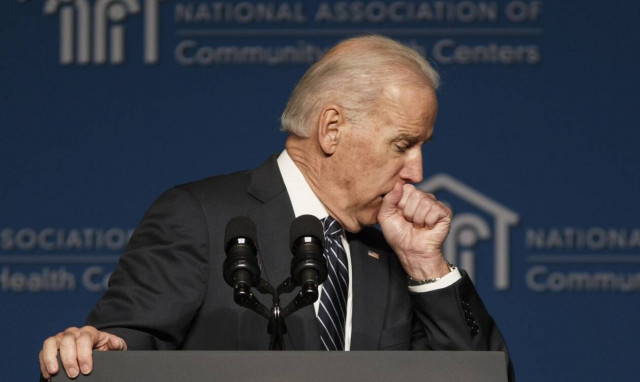 O Μπάιντεν βήχει στη διάρκεια ενημέρωσης