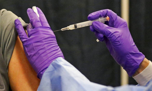 ΗΠΑ: «Όχι» FDA στη χορήγηση αναμνηστικών δόσεων του εμβολίου της Pfizer στο σύνολο του πληθυσμού