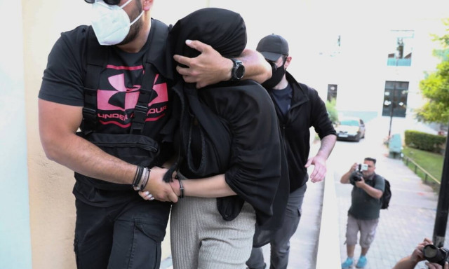 Επίθεση με βιτριόλι: «Δεν μου φάνηκε περίεργη» λέει η χαρτορίχτρα της δράστριας - Αρνείται τα μάγια