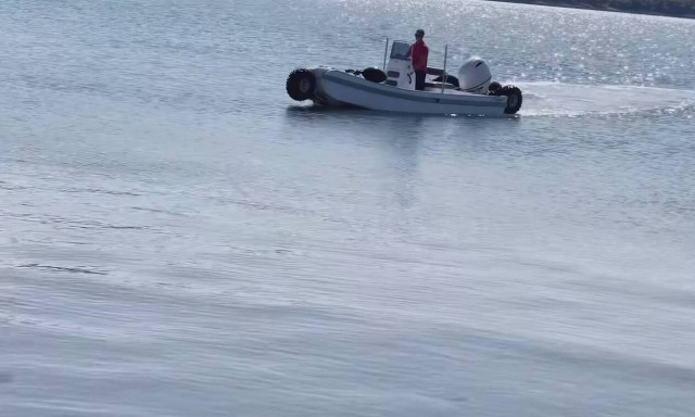«Καράβια βγήκαν στην στεριά»: Αυτό είναι το πιο εντυπωσιακό αμφίβιο σκάφος του φετινού καλοκαιριού