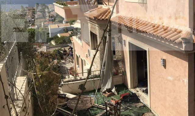 Έκρηξη στα Καλύβια: Σοβαρή η κατάσταση του πατέρα - Βομβαρδισμένο τοπίο η περιοχή
